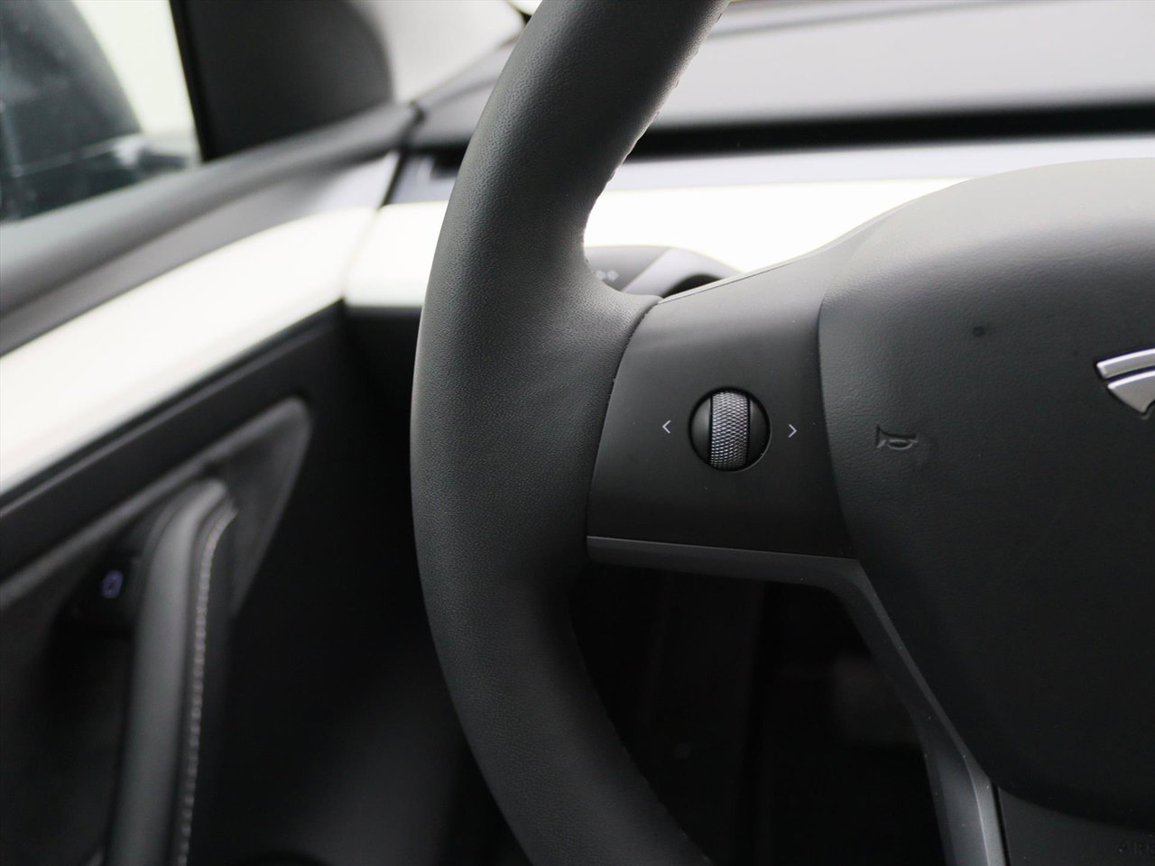 Tesla Model Y Standard RWD Plus 299pk 92% SoH [ WIT LEDER+TREKHAAK+AMD RYZEN+AUTOPILOT+19 INCH ] 30
