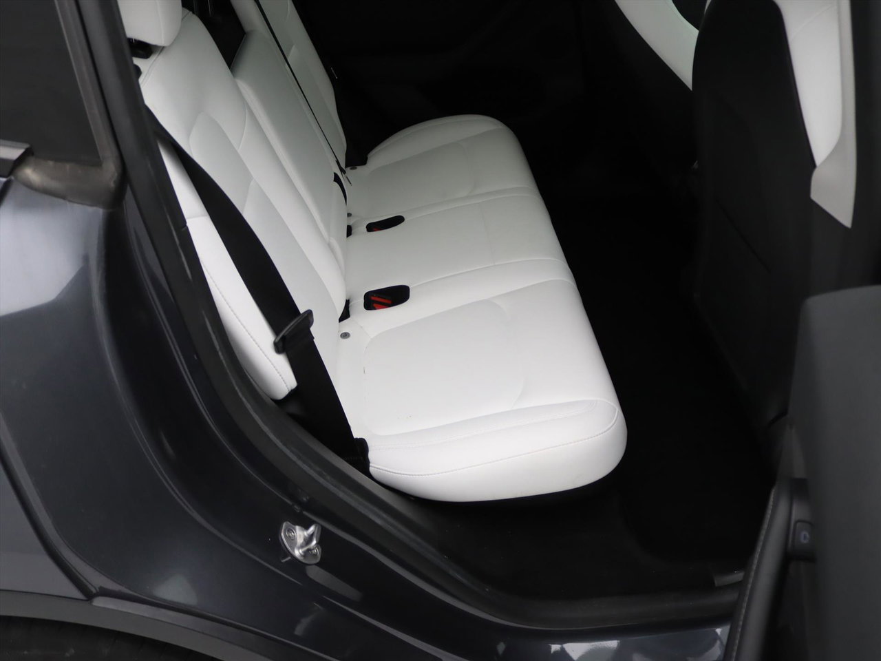 Tesla Model Y Standard RWD Plus 299pk 92% SoH [ WIT LEDER+TREKHAAK+AMD RYZEN+AUTOPILOT+19 INCH ] 18
