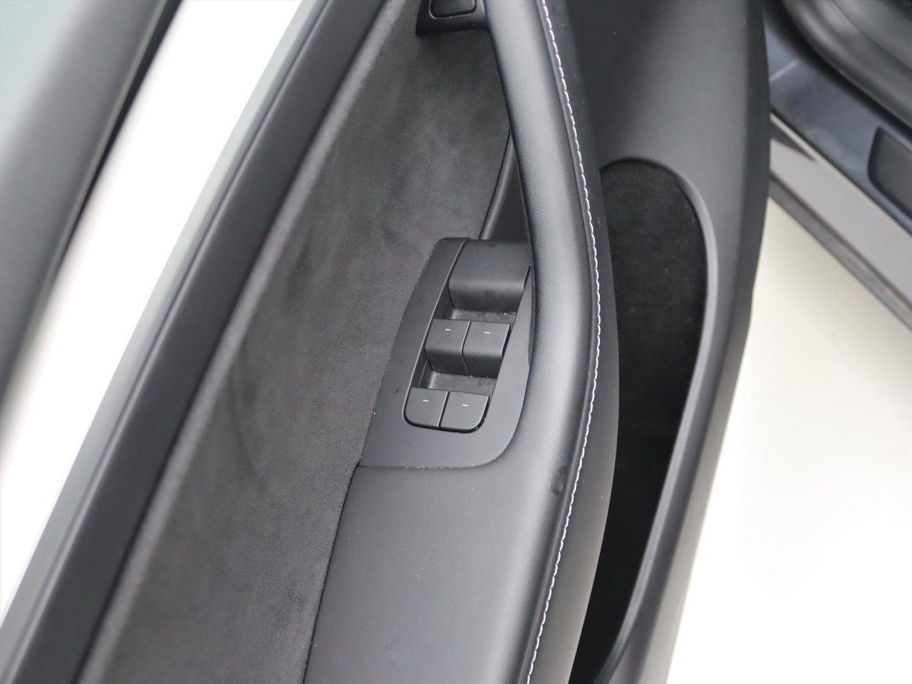 Tesla Model Y Standard RWD Plus 299pk 92% SoH [ WIT LEDER+TREKHAAK+AMD RYZEN+AUTOPILOT+19 INCH ] 26