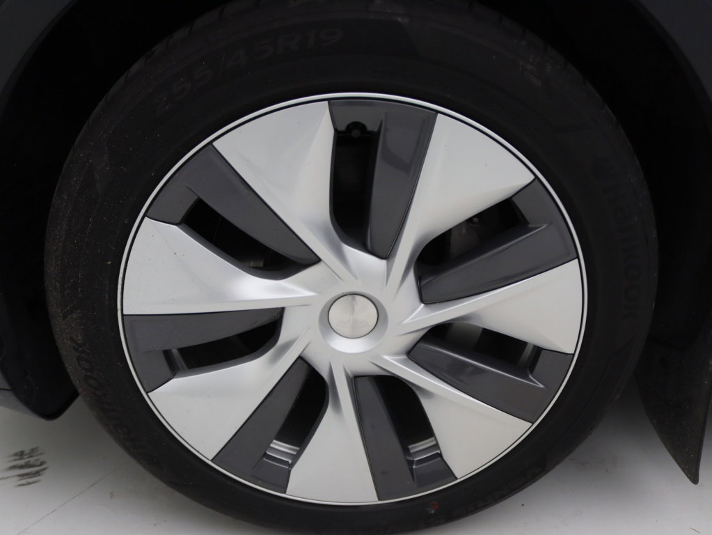 Tesla Model Y 11