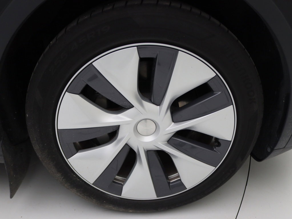 Tesla Model Y 10
