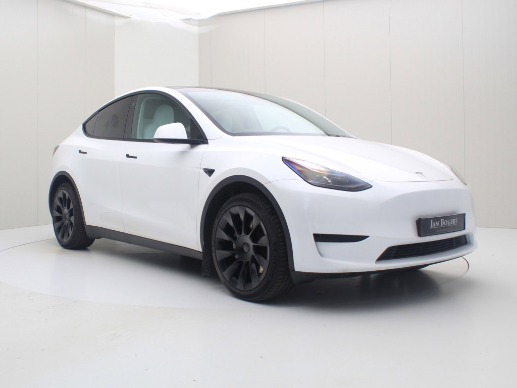 Tesla Model Y 4