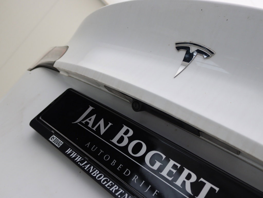 Tesla Model Y 24