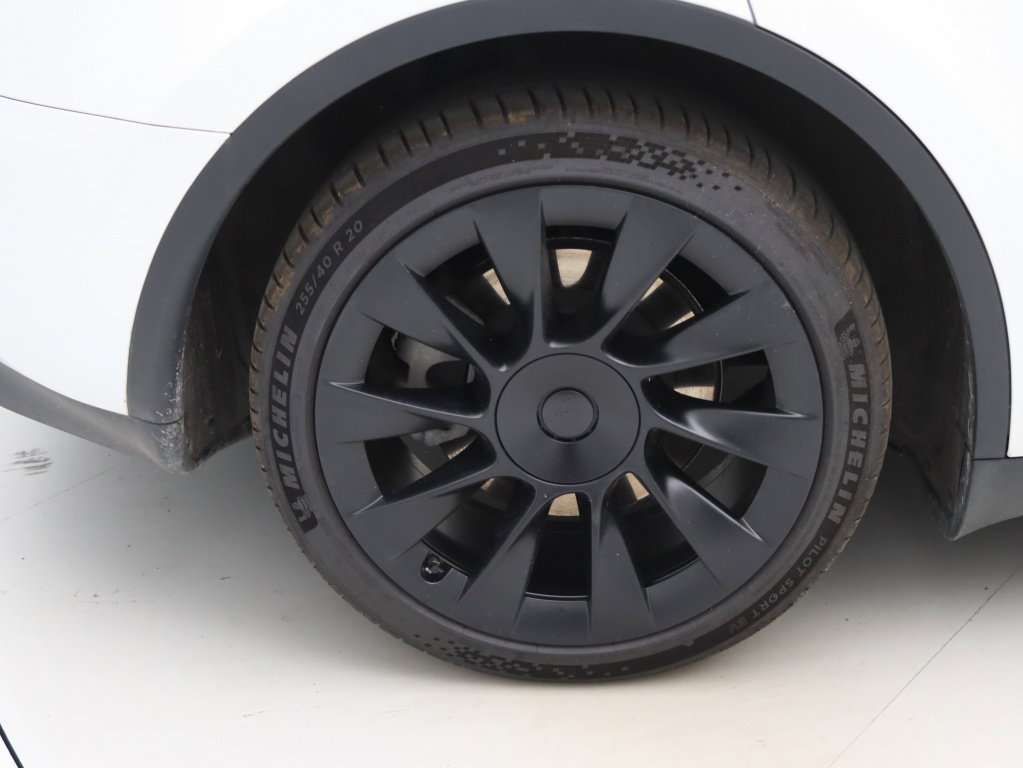 Tesla Model Y 12