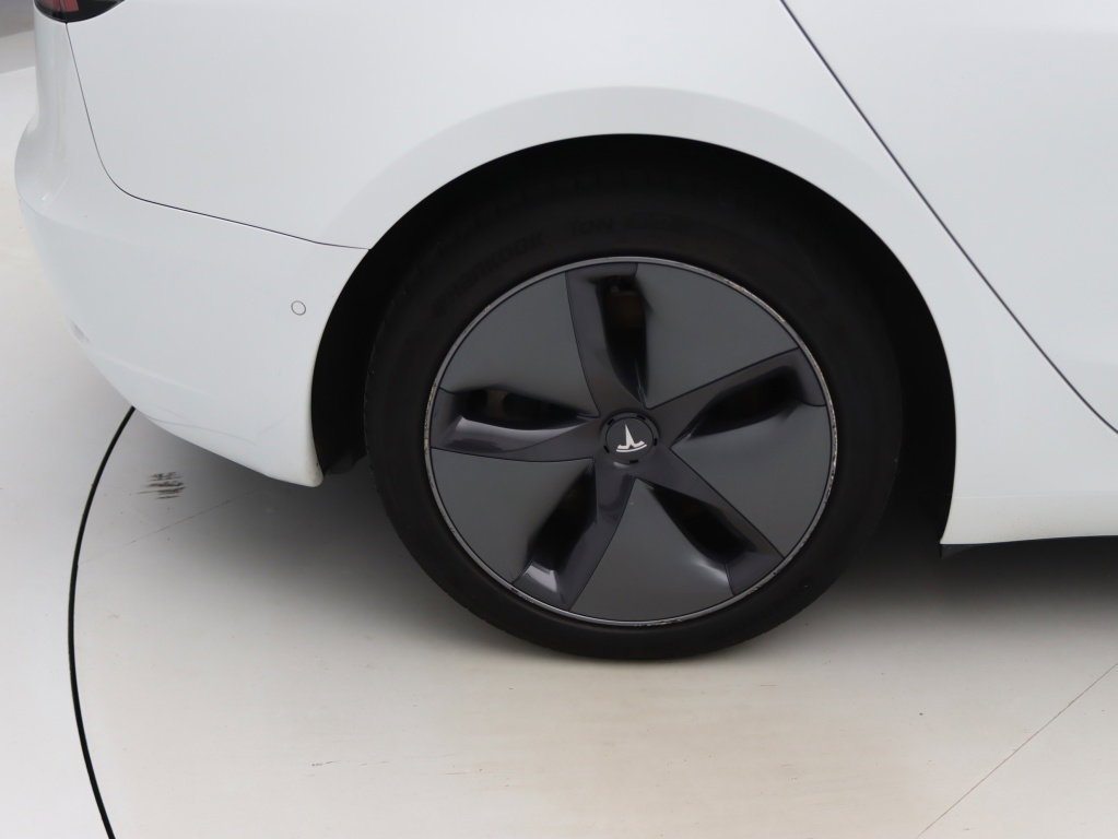 Tesla Model 3 Long-Range Dual Motor AWD 17
