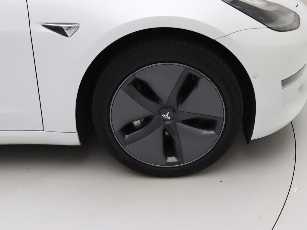 Tesla Model 3 Long-Range Dual Motor AWD 18