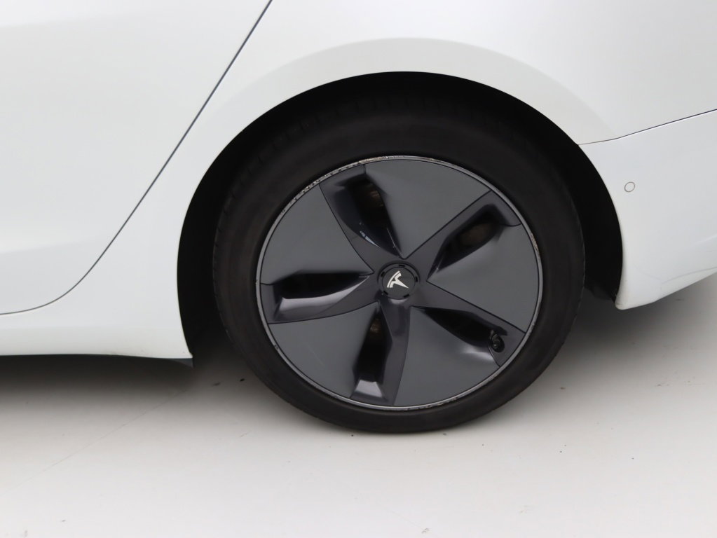 Tesla Model 3 Long-Range Dual Motor AWD 19