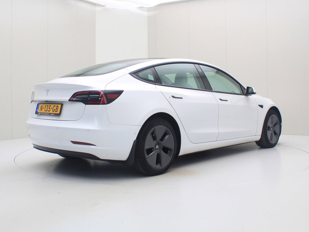 Tesla Model 3 Long-Range Dual Motor AWD 3