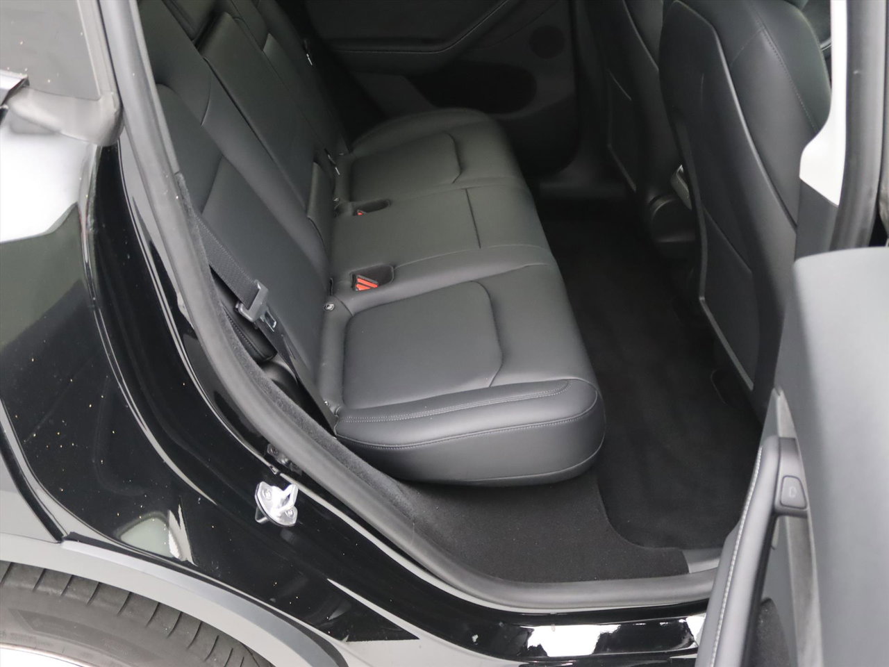 Tesla Model Y Long Range 345pk AWD 14