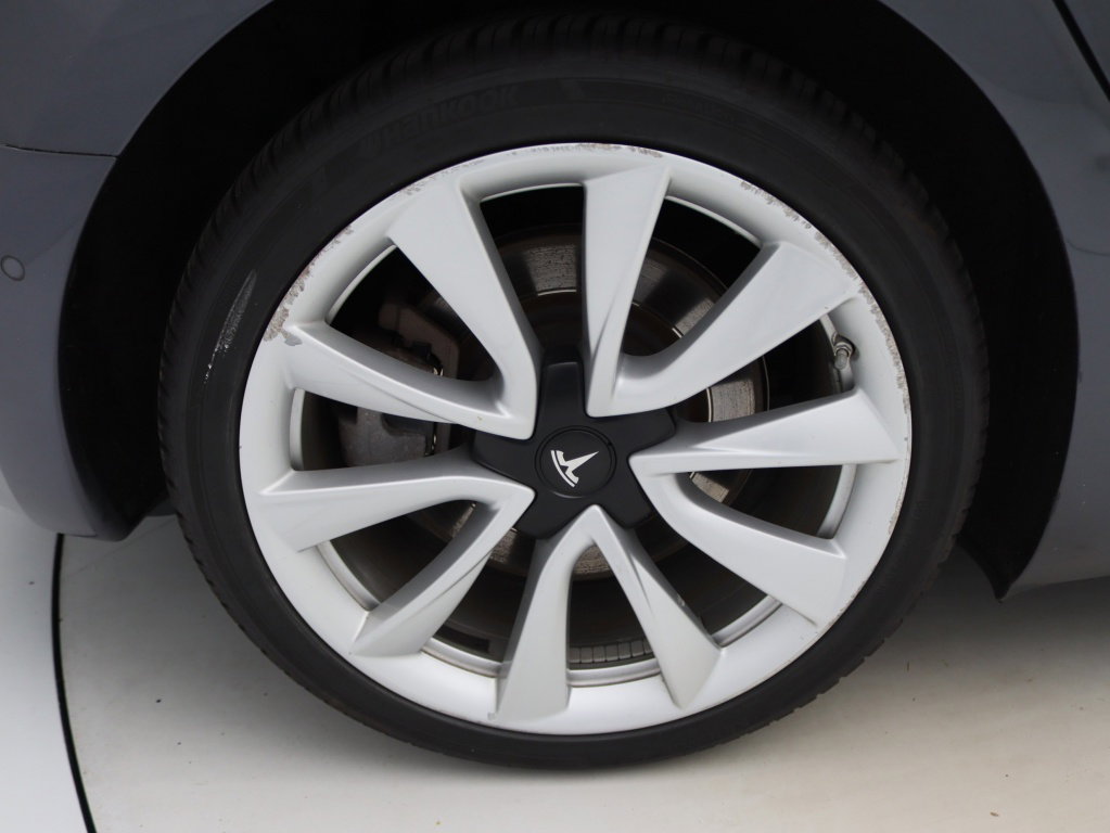 Tesla Model 3 Long-Range Dual Motor AWD 9
