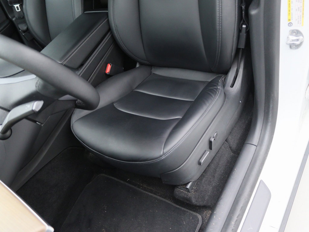 Tesla Model Y Long Range 345pk AWD 17