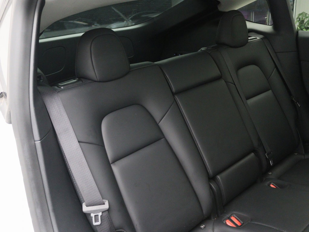 Tesla Model Y Long Range 345pk AWD 13