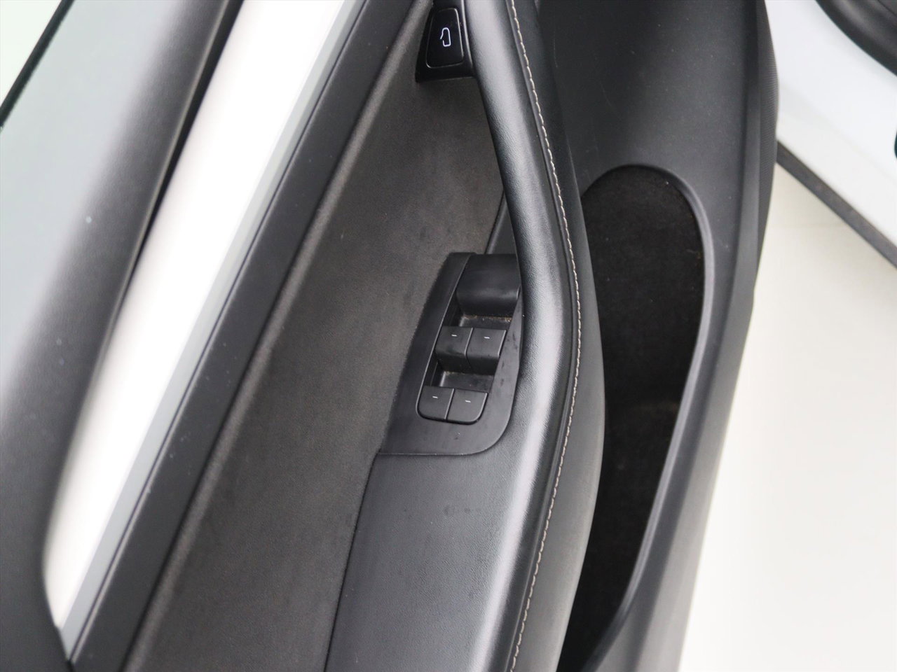 Tesla Model Y Long Range 351pk AWD [ FSD+WIT LEDER+TREKHAAK+20 INCH+PREMIUM AUDIO ] 24