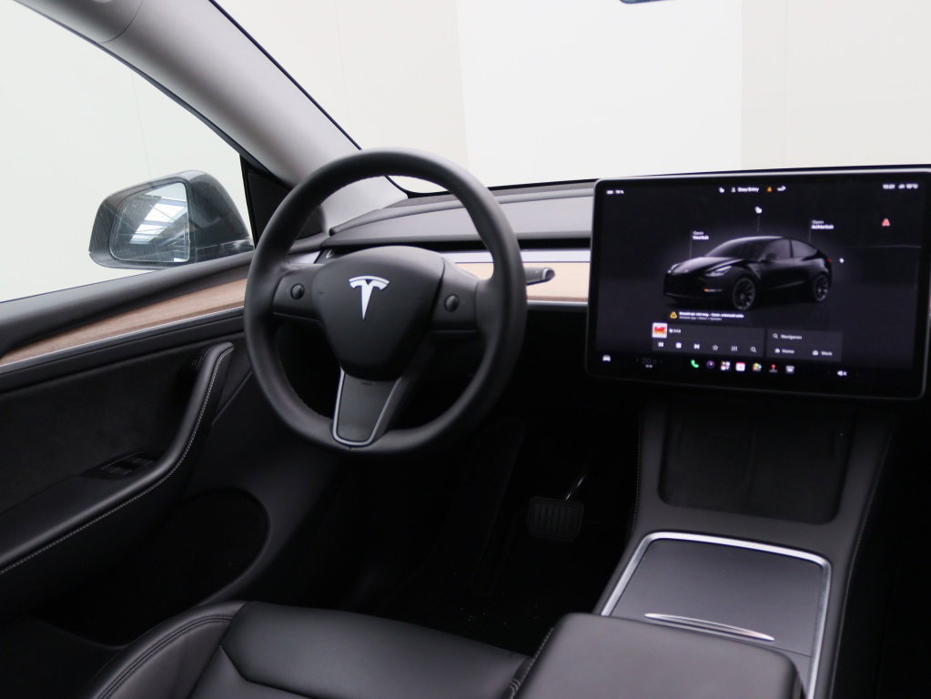 Tesla Model Y Long Range 345pk AWD 14