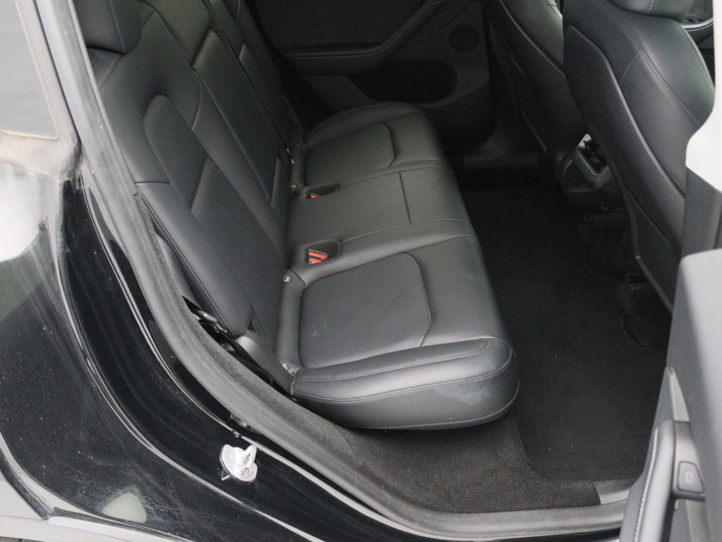 Tesla Model Y Long Range 345pk AWD 29