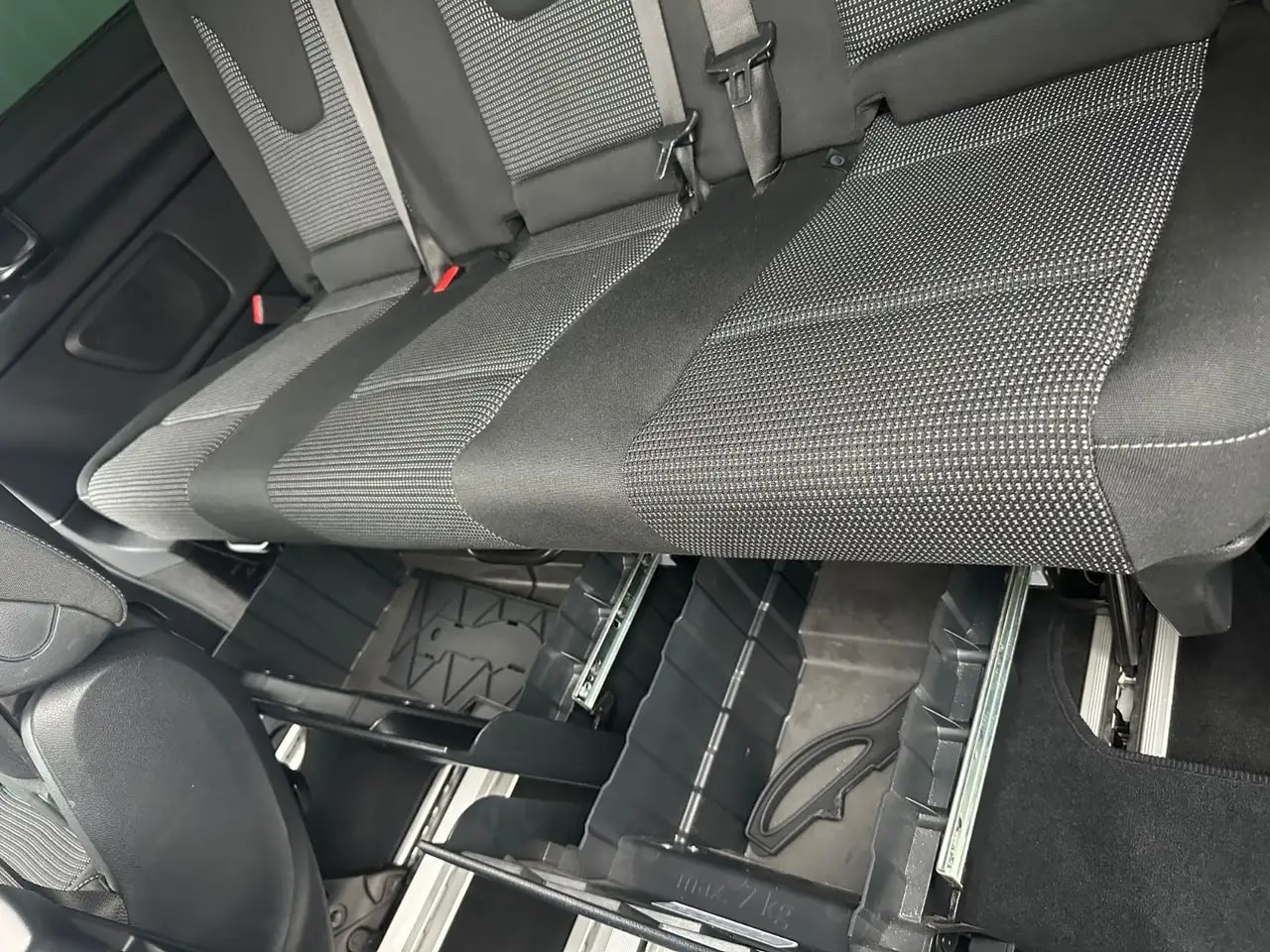 Mercedes-Benz V 300 V300 LANG 4M AMG LIEGEPAKET WEBASTO LED EL.TÜREN 19