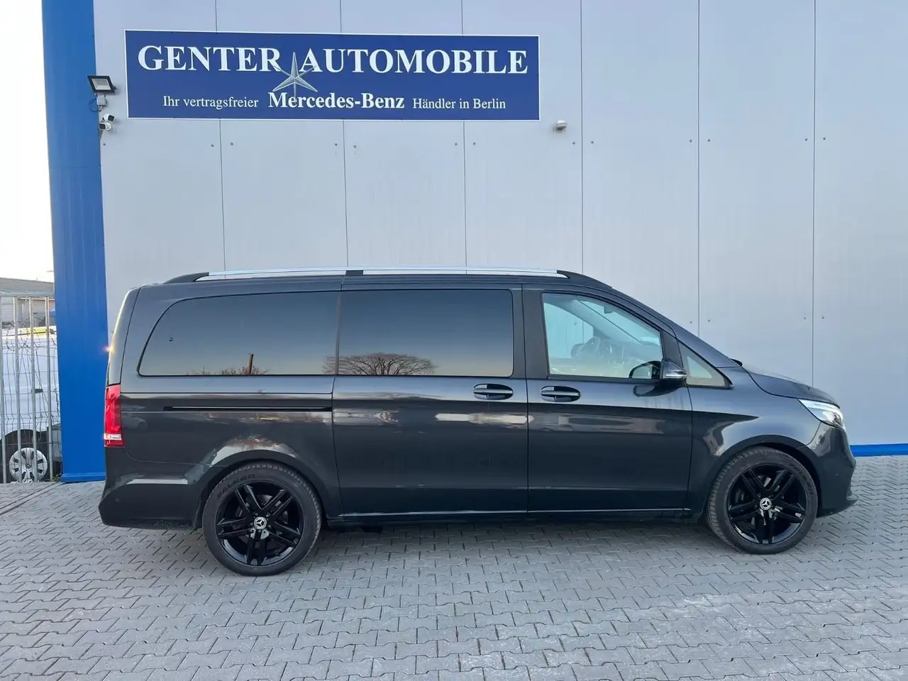 Mercedes-Benz V 300 LANG AIRMATIC PANO LIEGEPAKET EL.TÜREN AHK 5
