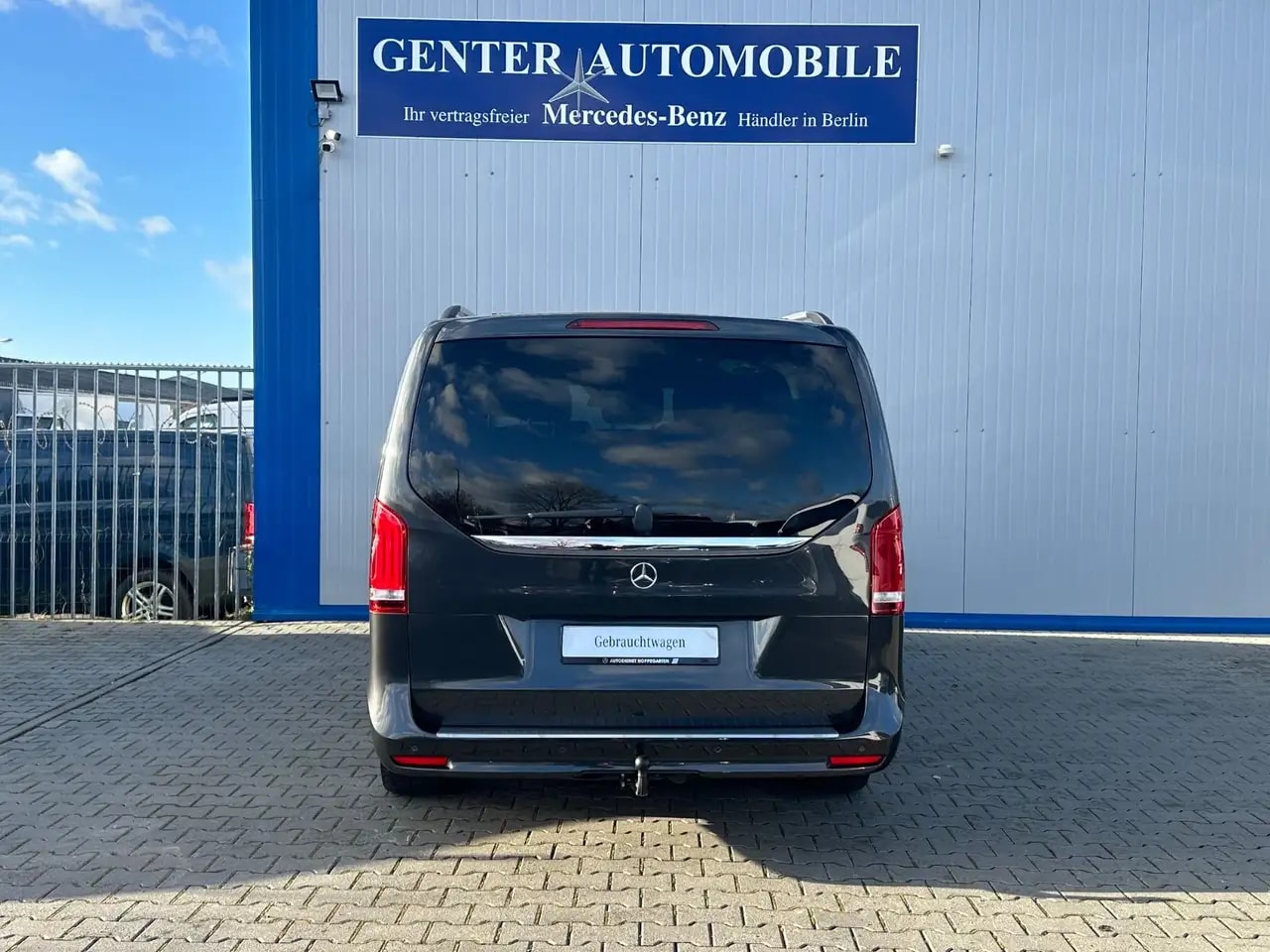 Mercedes-Benz V 300 LANG AIRMATIC PANO LIEGEPAKET EL.TÜREN AHK 9