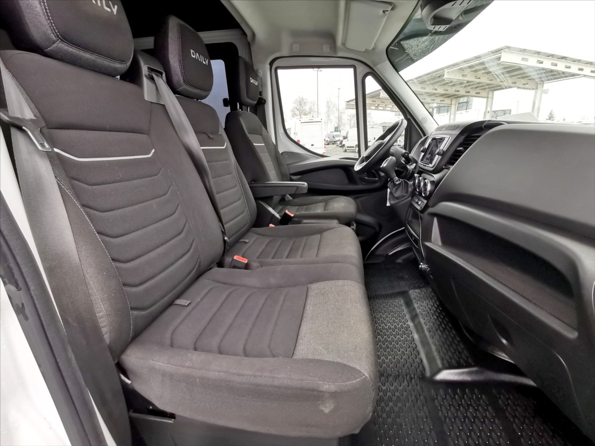 Iveco Daily 35S18/AT 6míst/měchy/tažné/ČR 7
