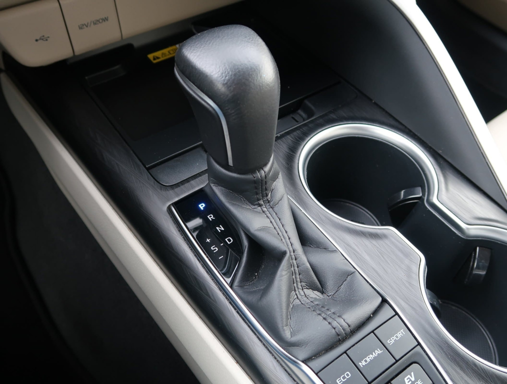 Toyota Camry 2.5 Hybrid 2024 16