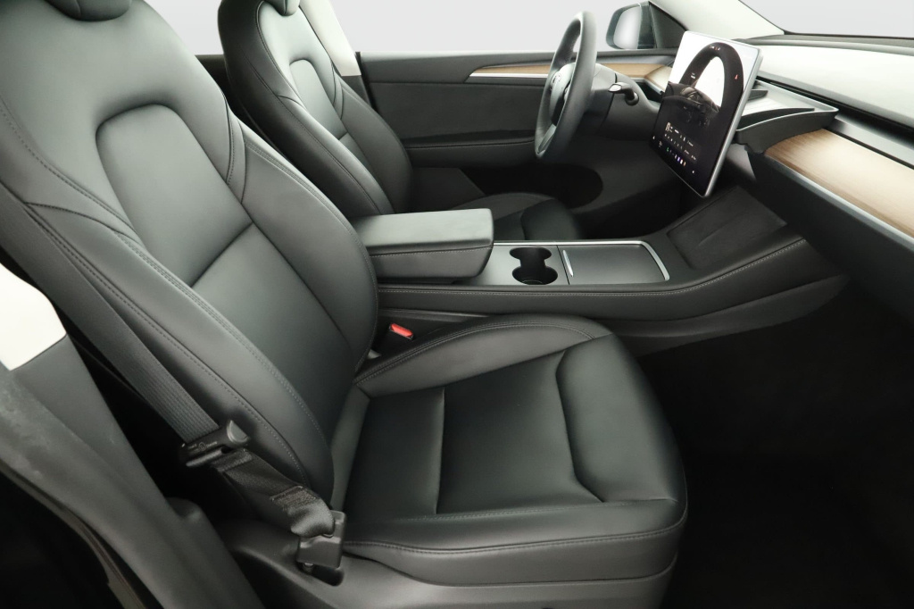 Tesla Model Y 4x4 2023 10