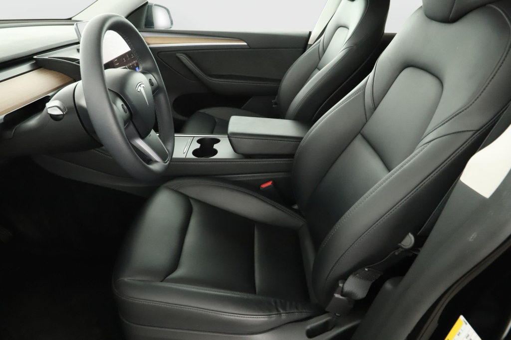 Tesla Model Y 4x4 2023 13