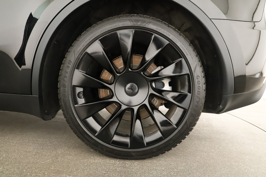 Tesla Model Y 4x4 2023 18