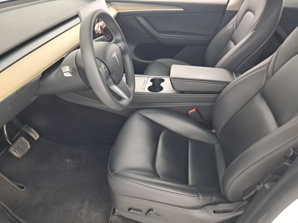 Tesla Model Y 4x4 2022 13