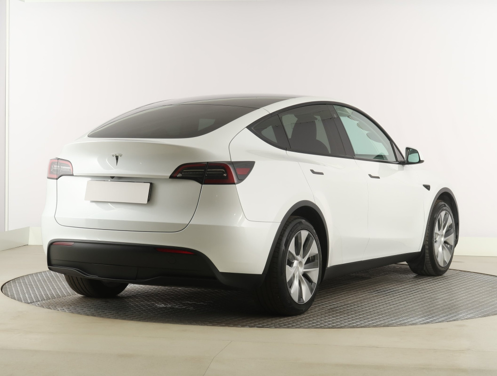 Tesla Model Y 2023 7