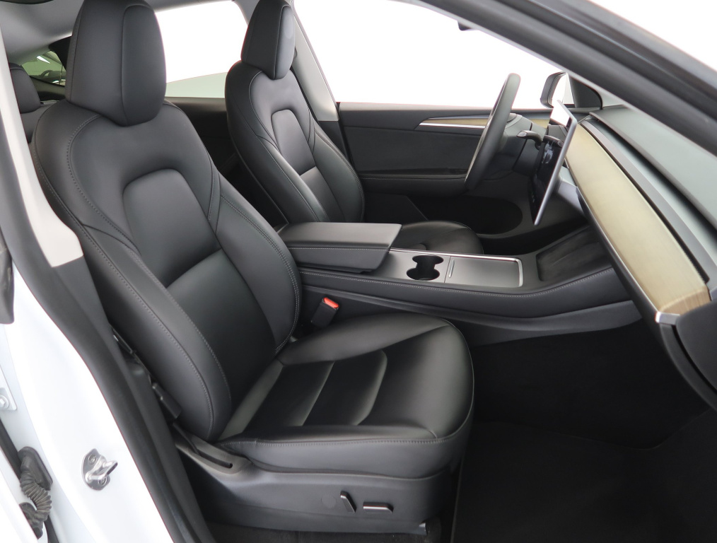 Tesla Model Y 2023 10