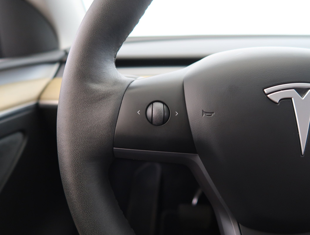 Tesla Model Y 2023 18