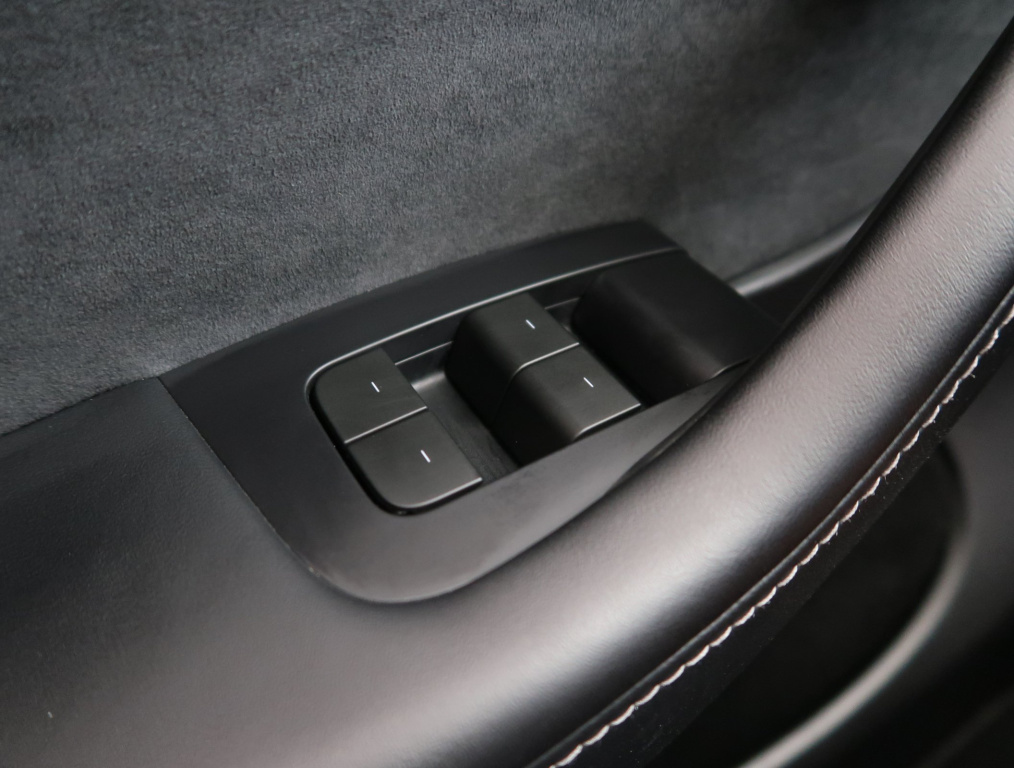 Tesla Model Y 2023 23