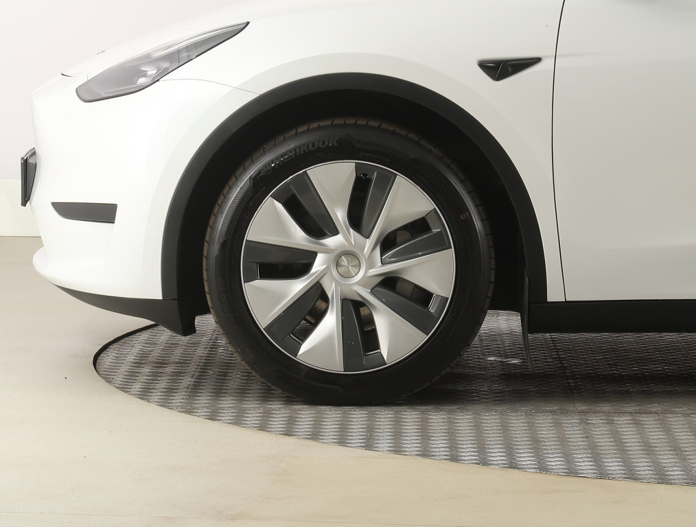 Tesla Model Y 2023 17