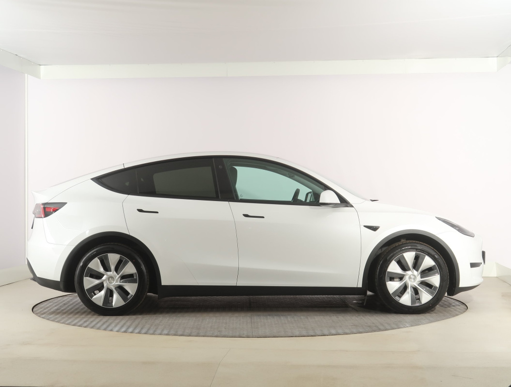 Tesla Model Y 2023 8