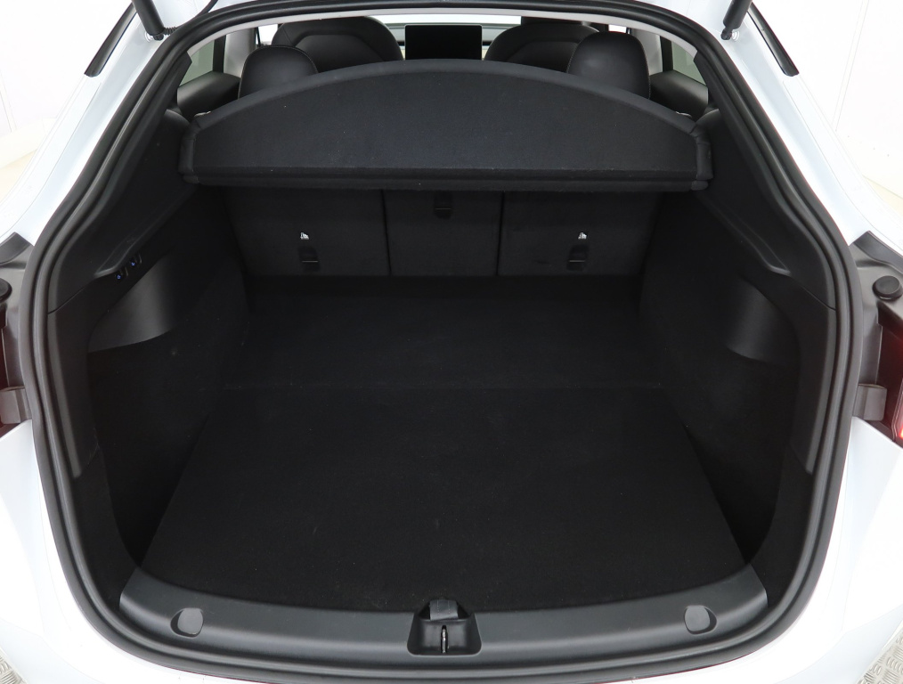 Tesla Model Y 2023 16