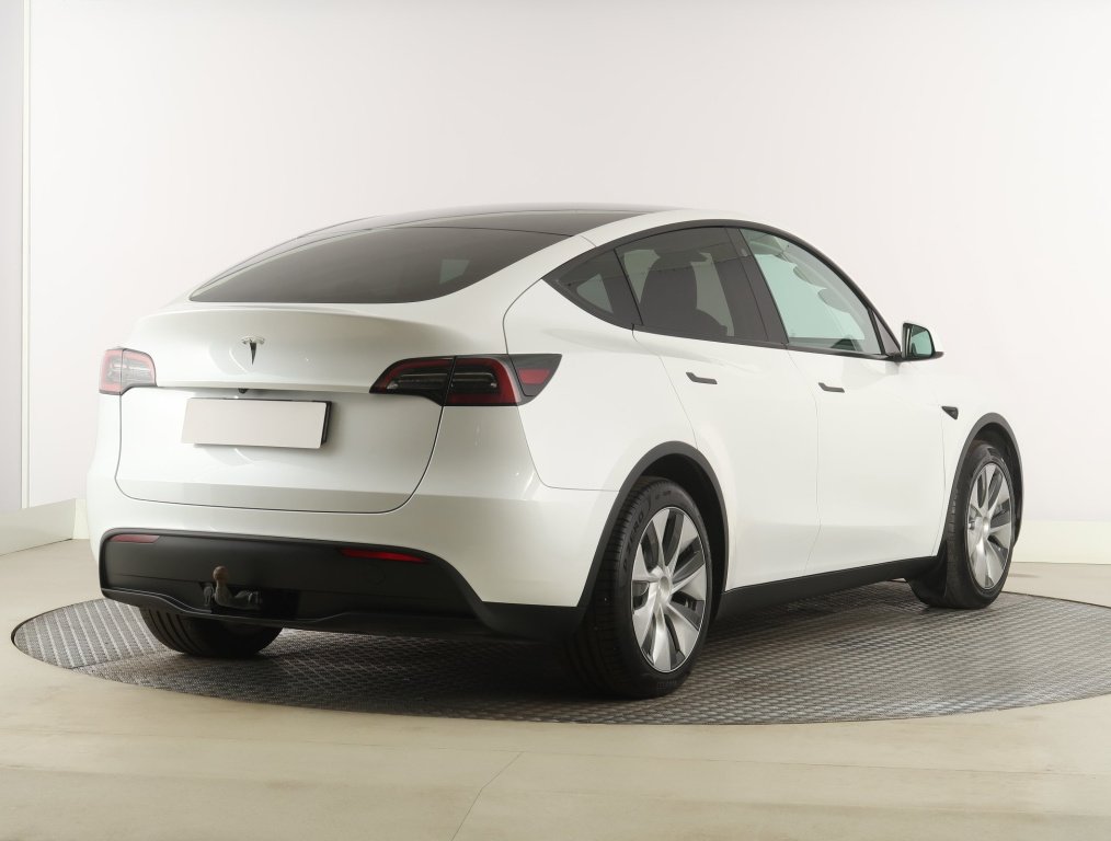 Tesla Model Y 2023 7