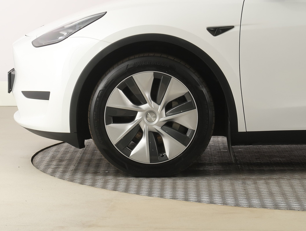 Tesla Model Y 2023 17