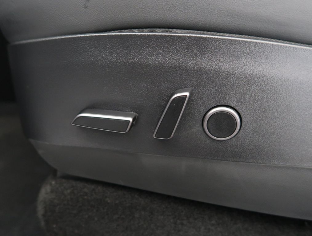 Tesla Model Y 2023 23