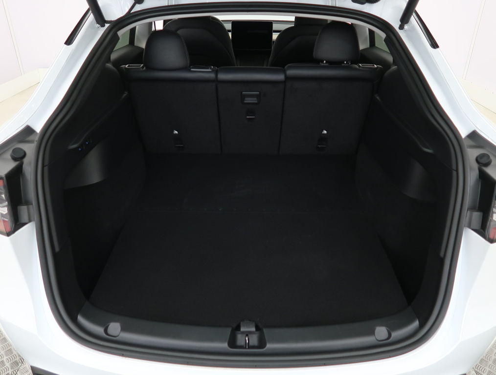 Tesla Model Y 2023 16