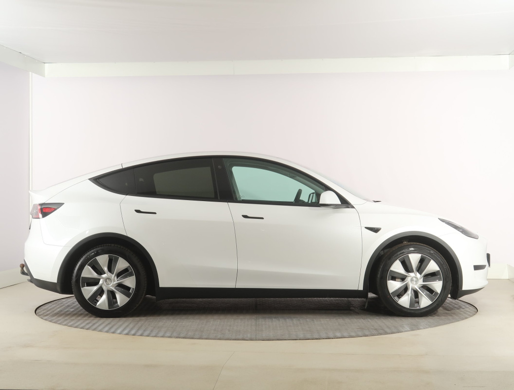 Tesla Model Y 2023 8