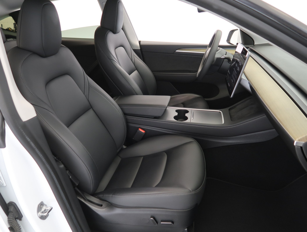 Tesla Model Y 2023 10