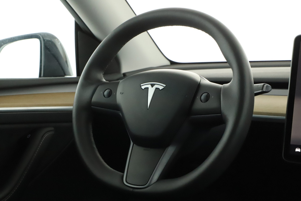 Tesla Model Y 4x4 2023 14