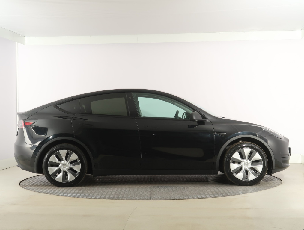 Tesla Model Y 2023 8