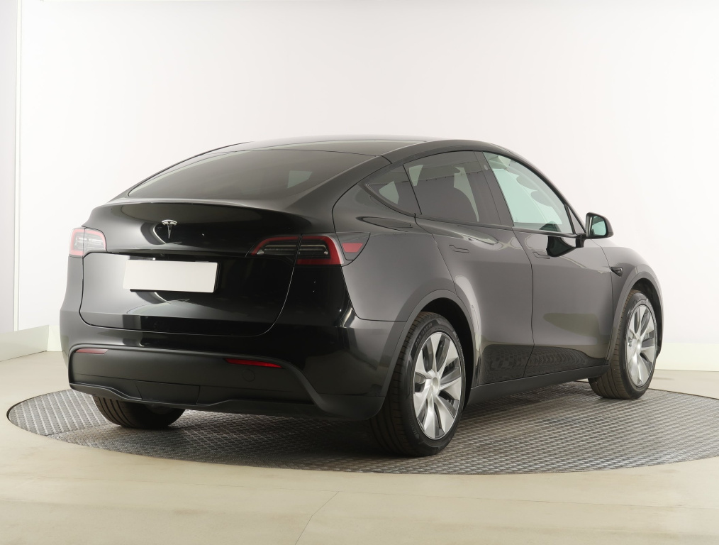 Tesla Model Y 2023 7