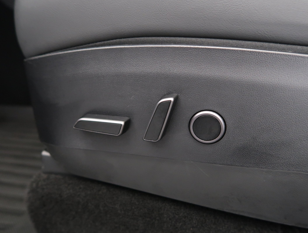 Tesla Model Y 2023 24