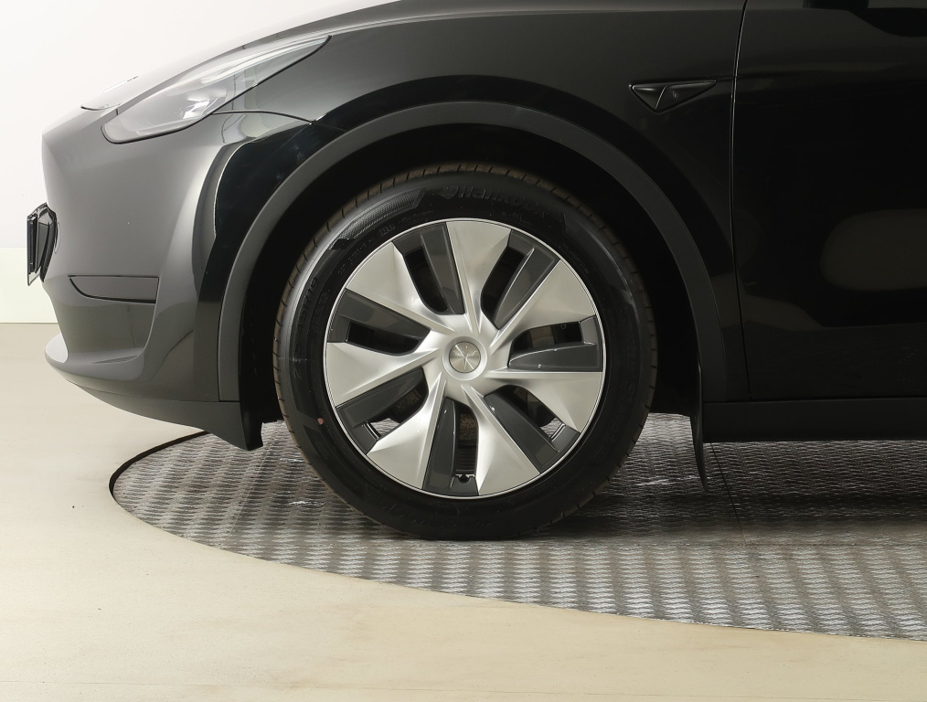 Tesla Model Y 2023 17