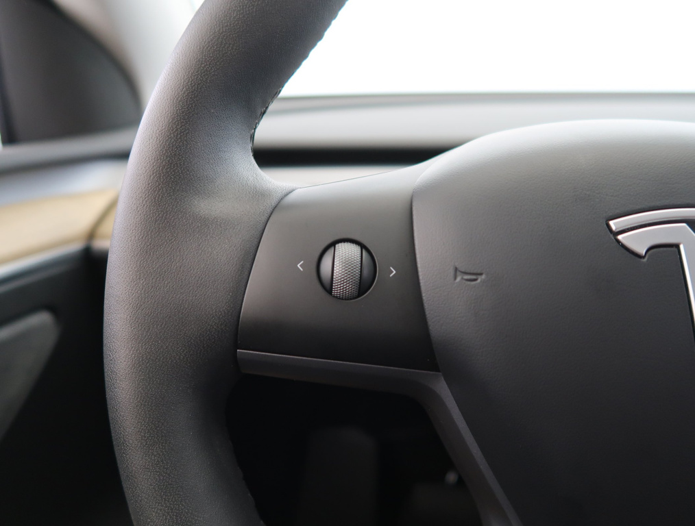 Tesla Model Y 2023 18