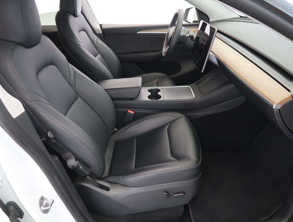 Tesla Model Y 4x4 2023 10