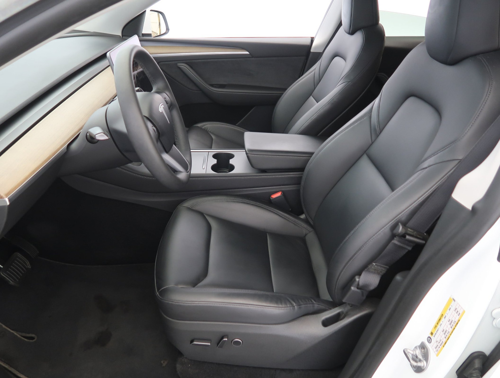 Tesla Model Y 4x4 2023 13