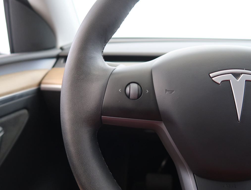 Tesla Model Y 4x4 2023 18